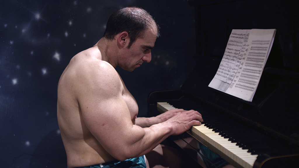 Sebastián tocando el piano