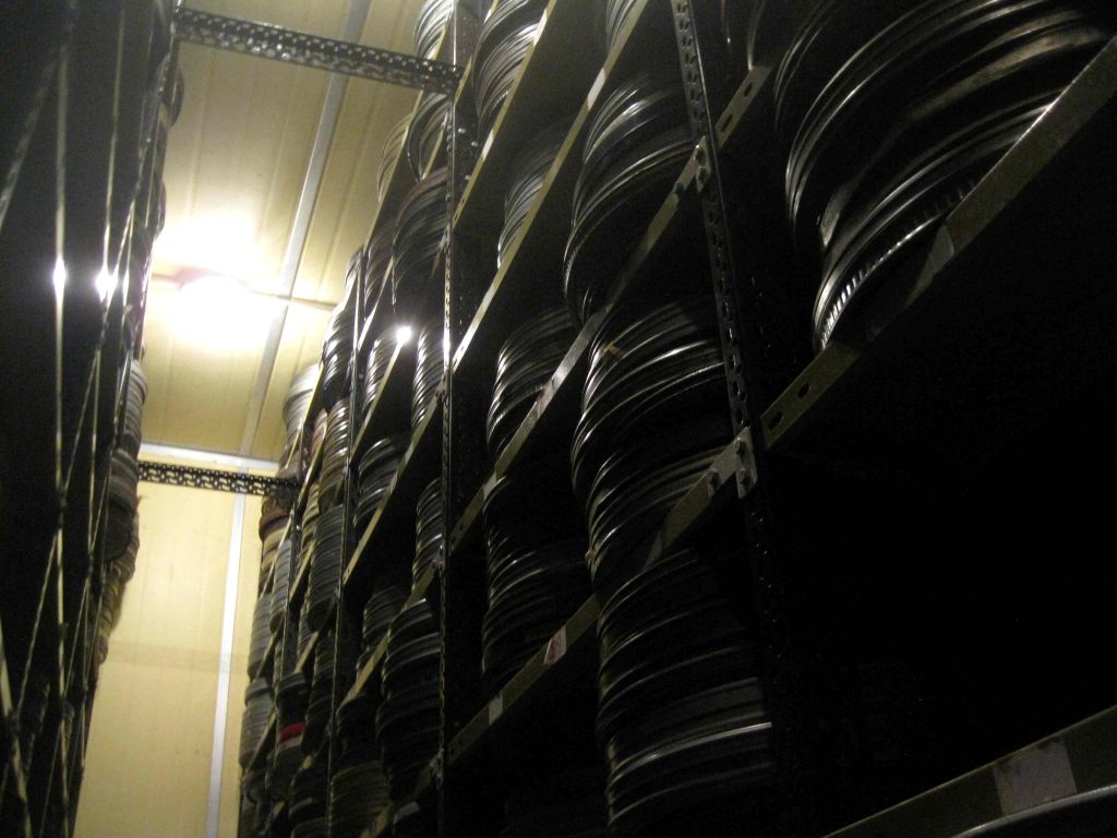 Un estante de películas en una de las bóvedas del archivo.