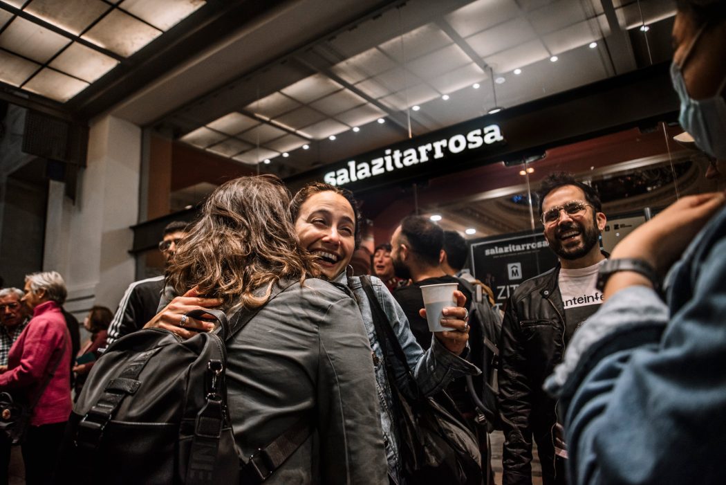 jóvenes se saludan reunidos enfrente a la Sala Zitarrosa