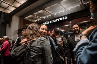 jóvenes se saludan reunidos enfrente a la Sala Zitarrosa